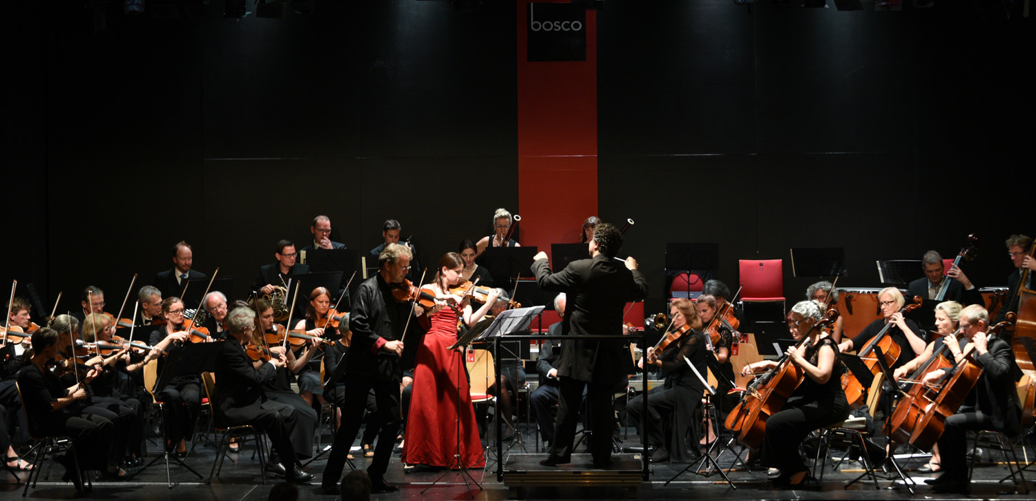 Die Orchestervereinigung Gauting und die Solisten Ingolf Turban und Anna Sophie Dauenhauer unter Dorian Keilhack.: Foto: Astrid Schönauer